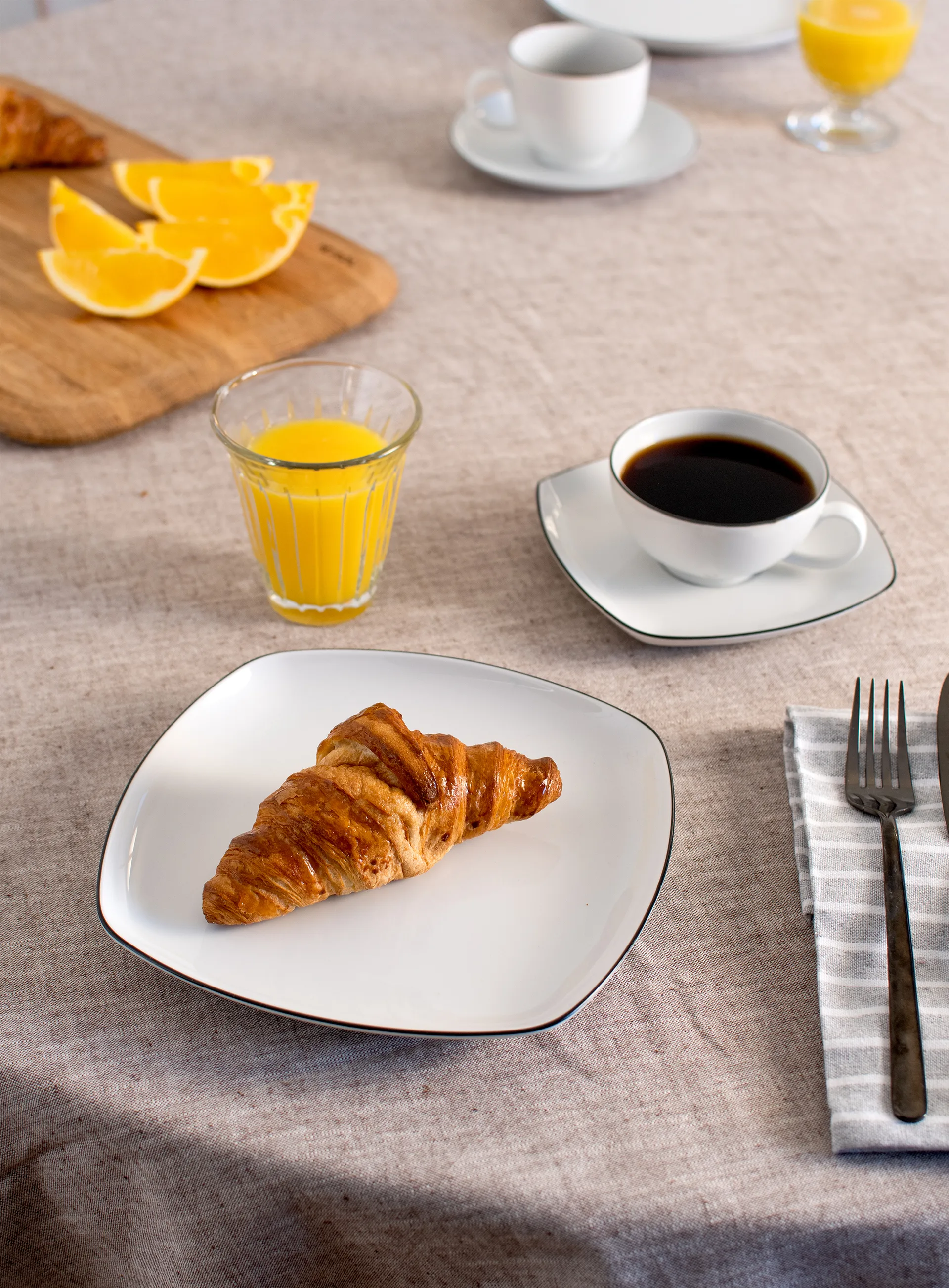 Lido black line teservise kvadratisk 18 deler, Hvit med sort kant Seltmann Weiden