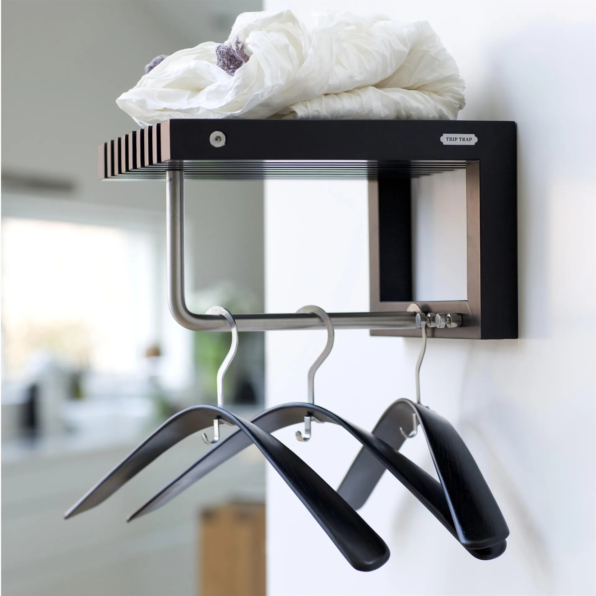 Cutter hattehylle mini, svartlakkert eik Skagerak