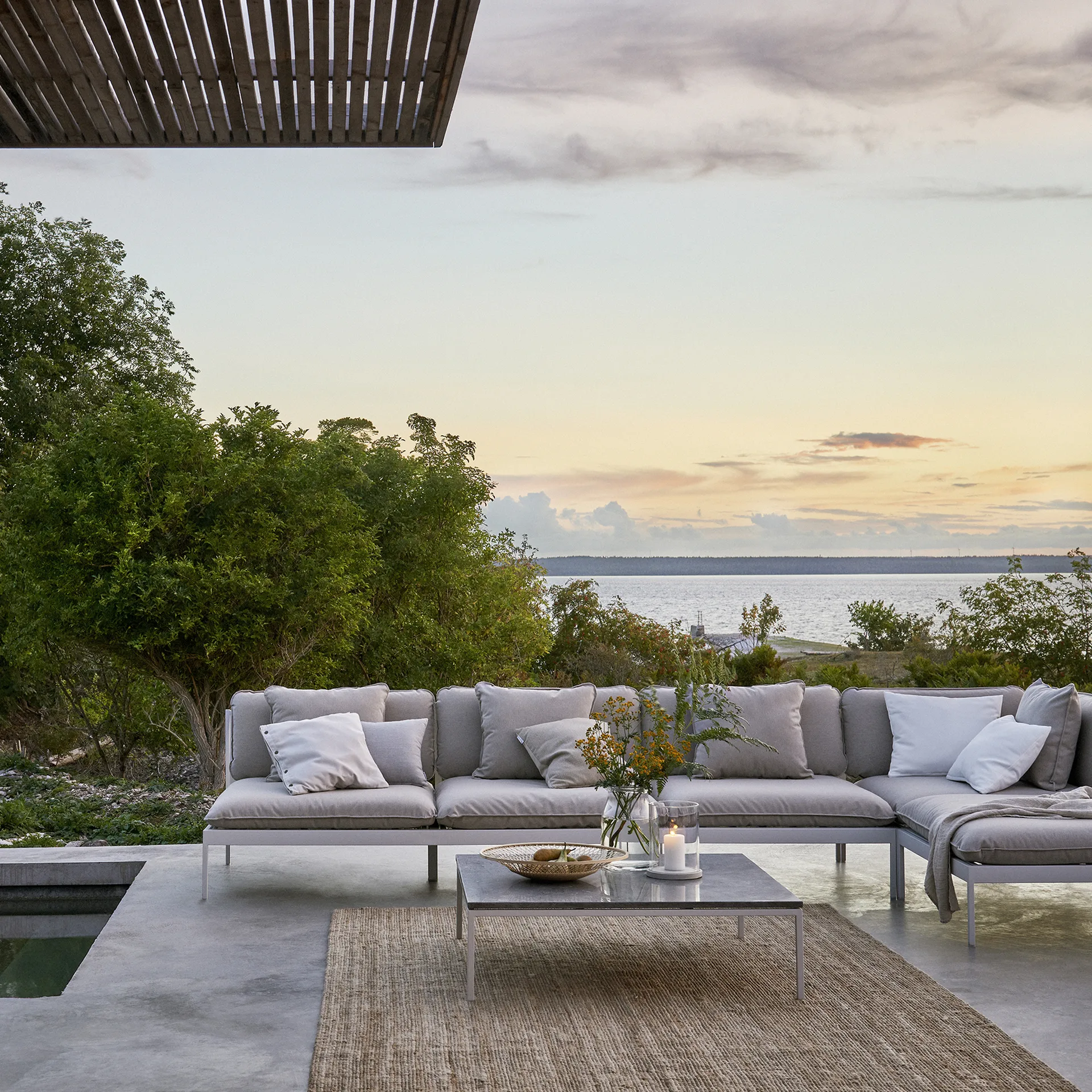 Bönan modulsofa, Sunbrella Ashe light grey, 2-seter, lysegrå aluminiumsramme Skargaarden