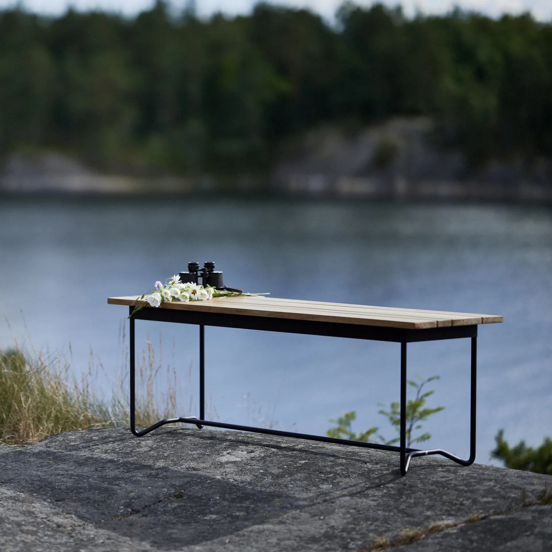 Grinda benk, Teak, svart stativ Skargaarden