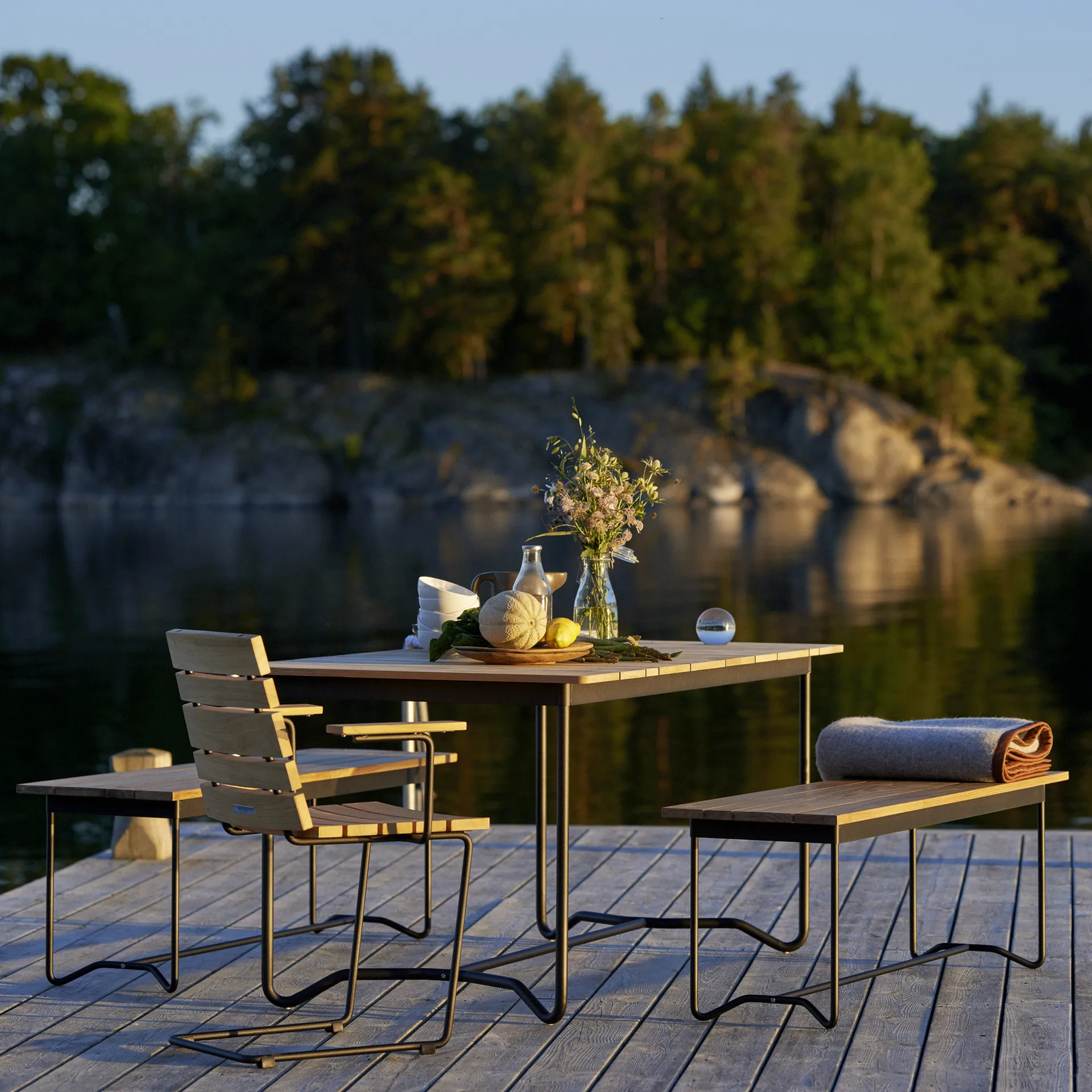 Grinda bord, Teak, small, svart stativ Skargaarden