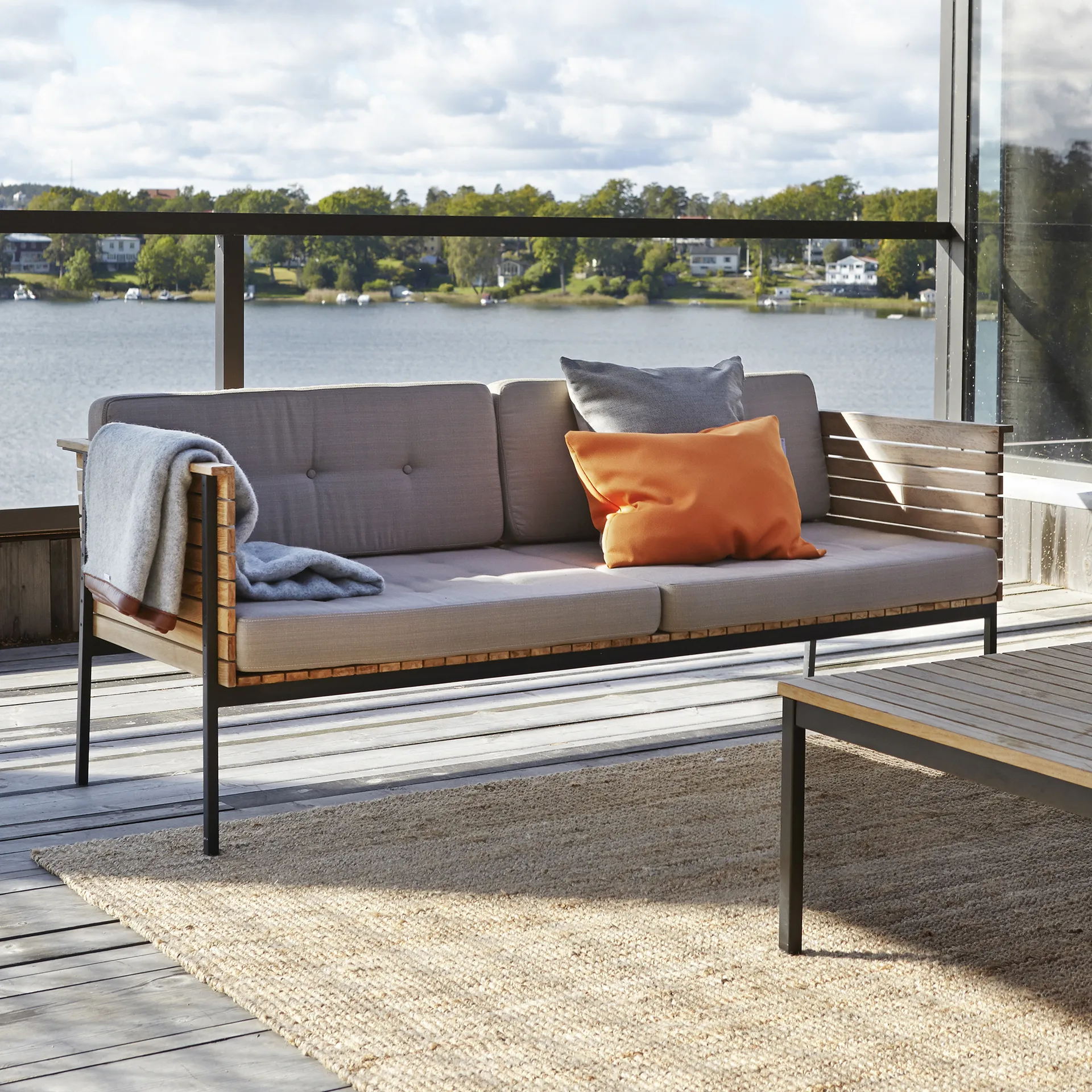 Häringe sofabord, Teak, smal, svart stålstativ Skargaarden