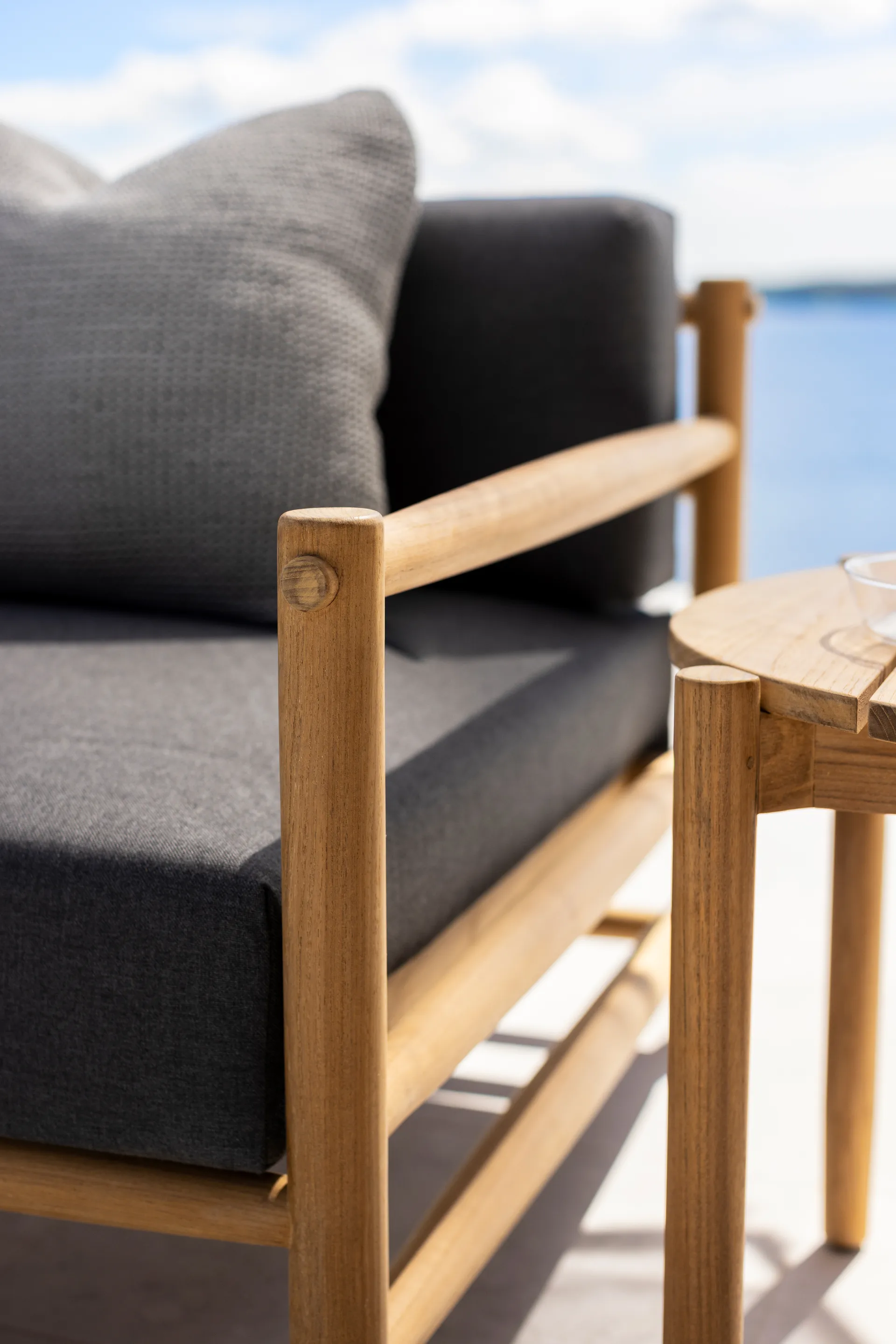 Saltholm sofa teak - gråbrun pute Skargaarden