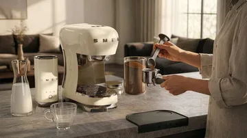 Smeg 50's Style espressomaskin med melkeskummer - Krem - Smeg