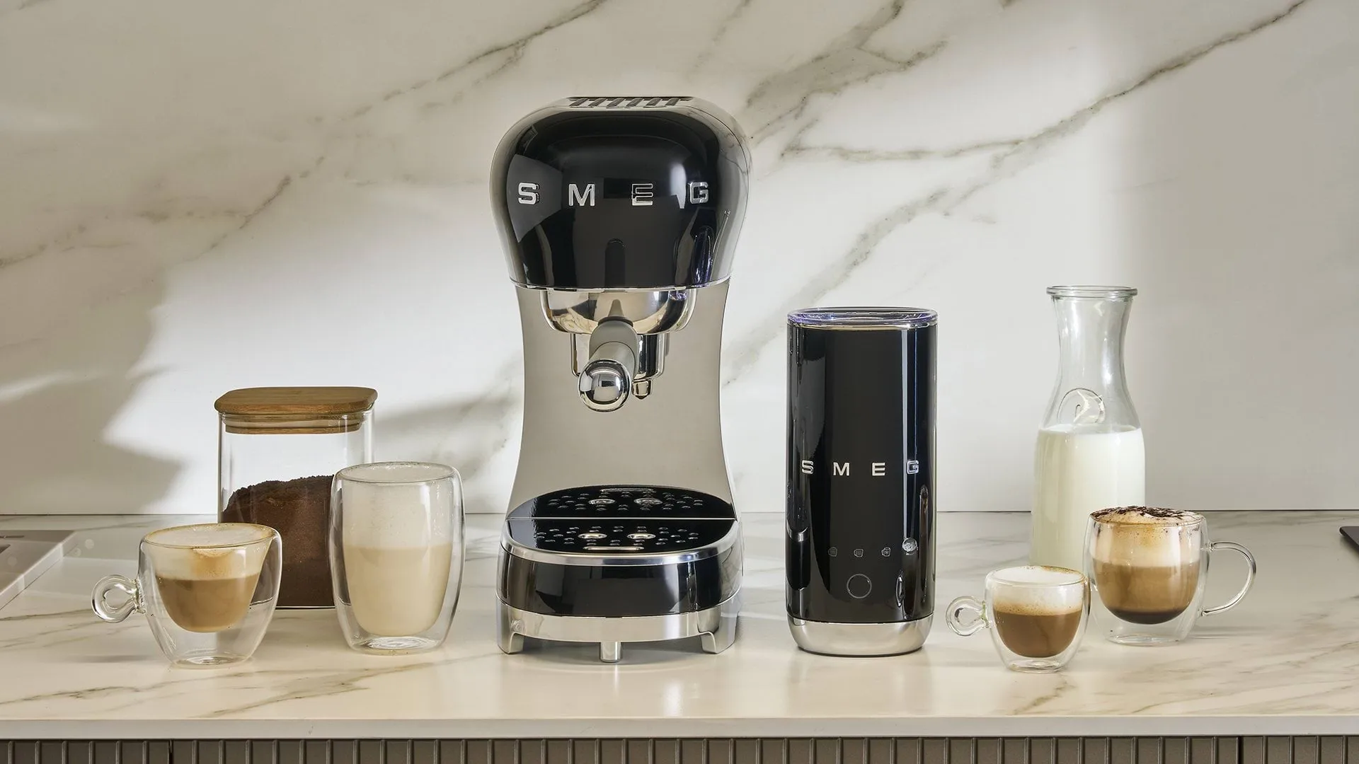 Smeg 50's Style espressomaskin med melkeskummer, Svart Smeg