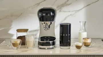 Smeg 50's Style espressomaskin med melkeskummer - Svart - Smeg