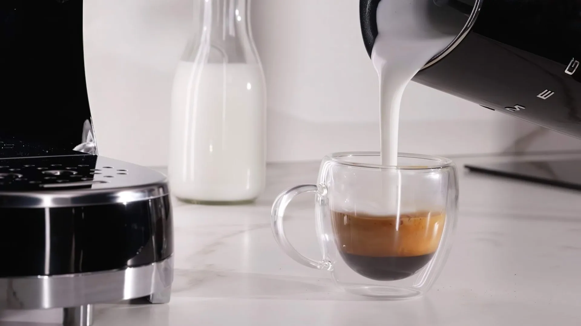 Smeg 50's Style espressomaskin med melkeskummer, Svart Smeg