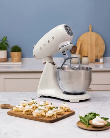 Smeg 50's style kjøkkenmaskin - Creme, 1000 w, 4,8 L - Smeg