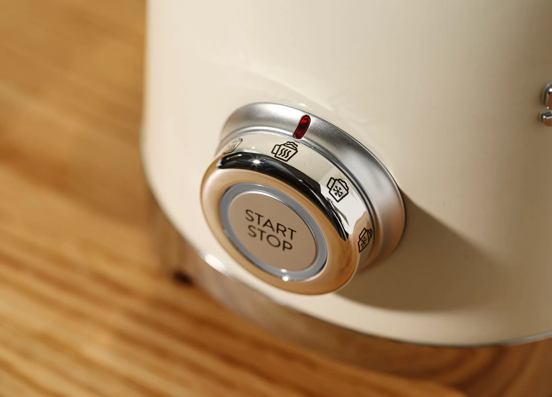 Smeg 50's Style melkeskummer 60 cl, Créme hvit Smeg