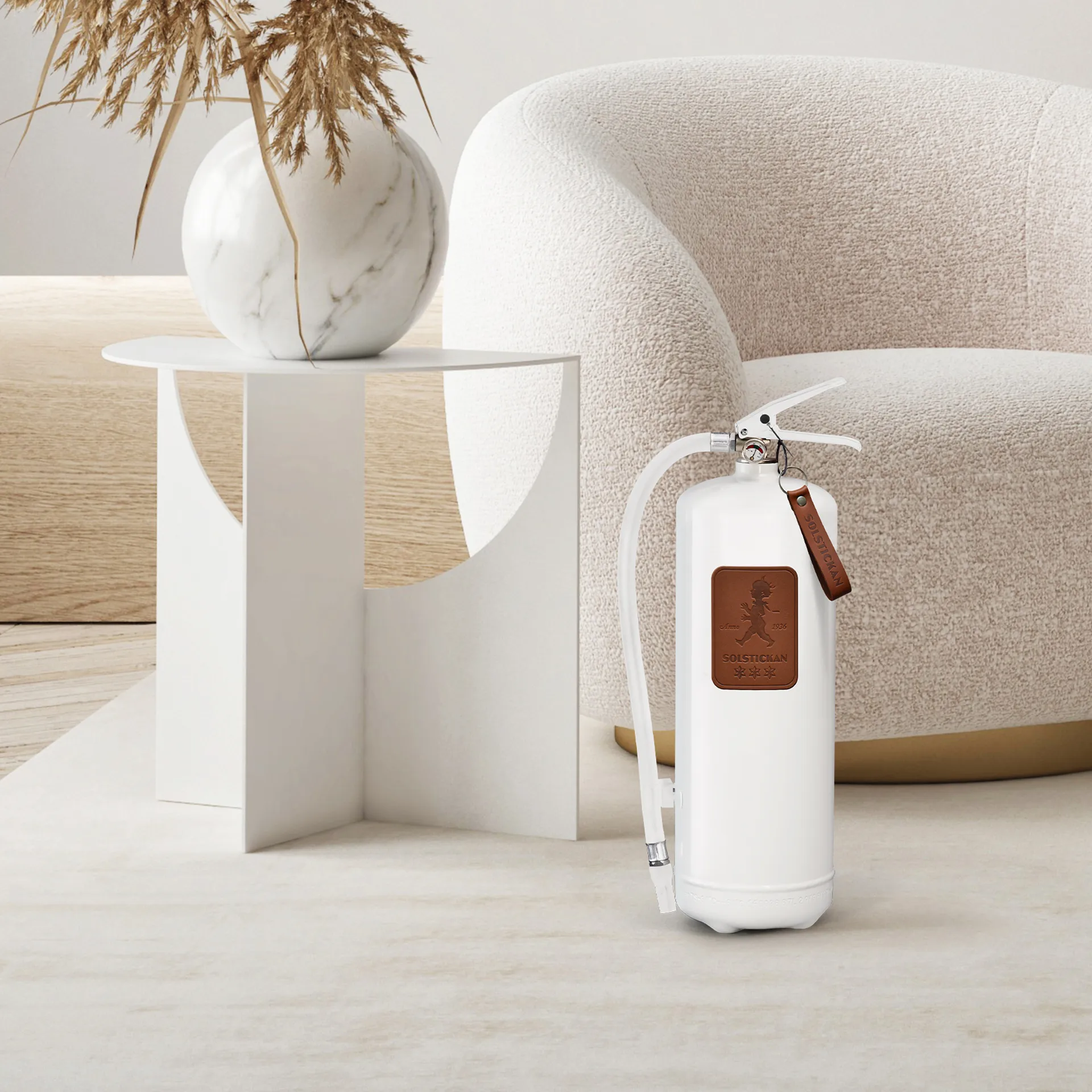 Solstickan brannslukker 6 kg, Hvit-mørkbrunt skinn Solstickan Design