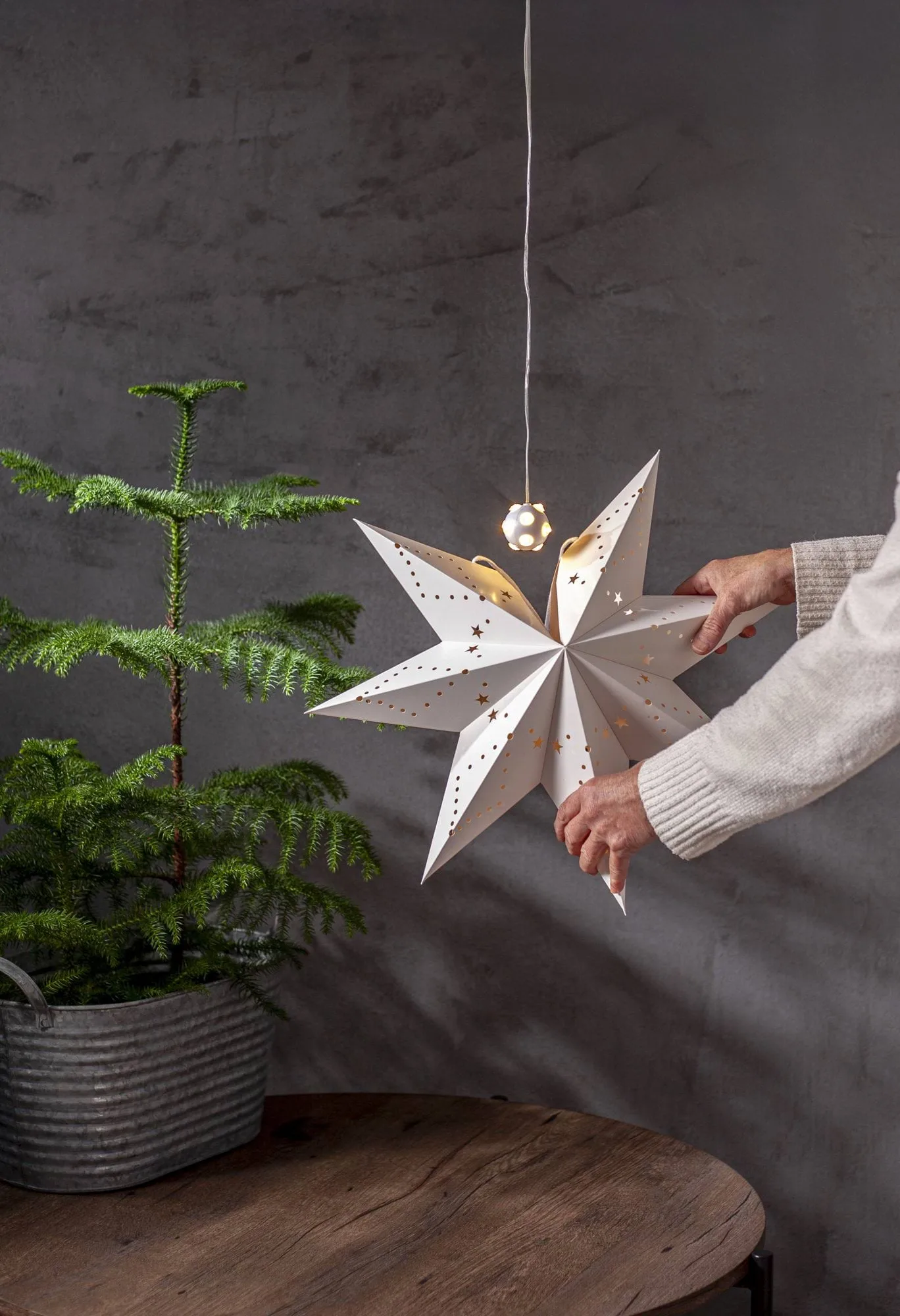 Lighty lysslynge, lyskilde til adventsstjerne, Hvit ball Star Trading