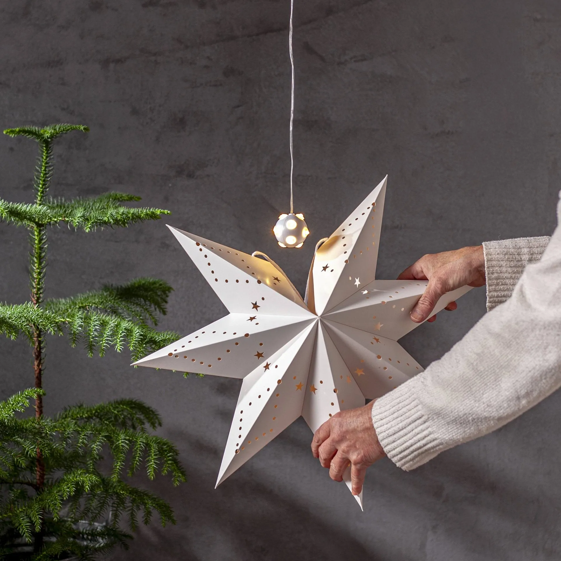 Lighty lysslynge, lyskilde til adventsstjerne, Hvit ball Star Trading