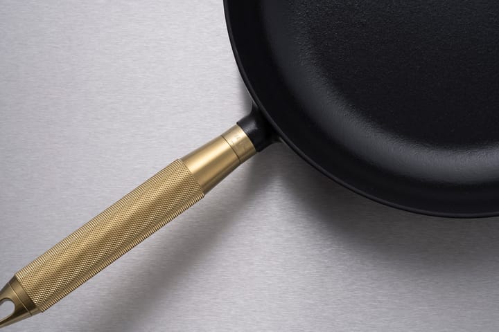 Buster & Punch stekepanne støpejern svart Ø28 cm, Messinghåndtak STAUB