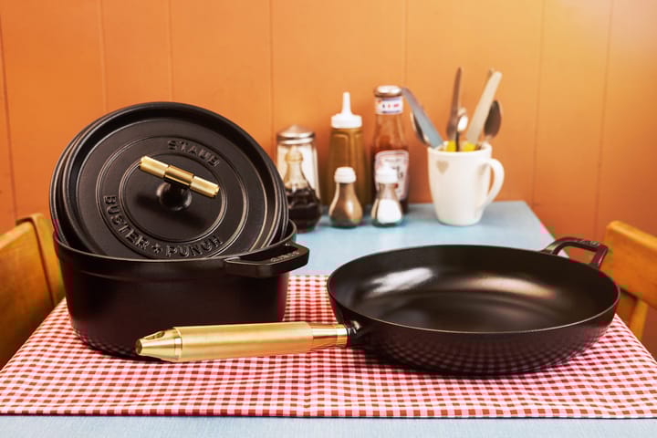 Buster & Punch stekepanne støpejern svart Ø28 cm, Messinghåndtak STAUB