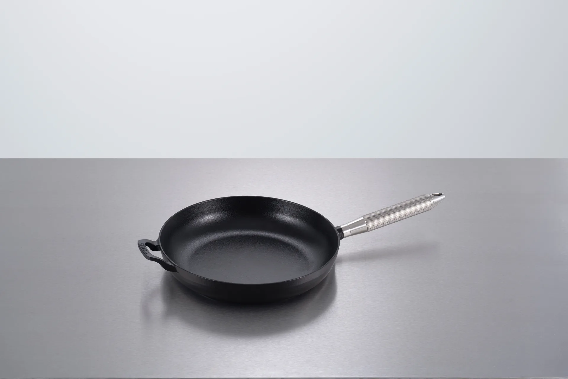 Buster & Punch stekepanne støpejern svart Ø28 cm, Stålhåndtak STAUB