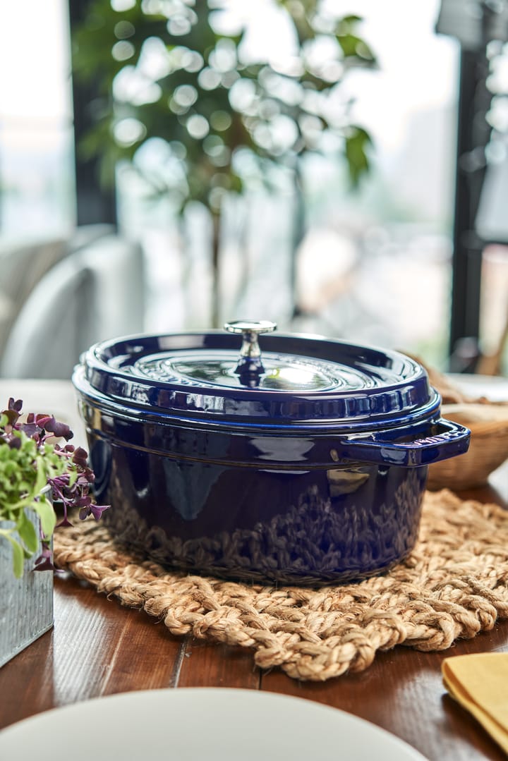 Staub oval gryte av støpejern, tre lager emalje 4,2 l, mørkeblå STAUB