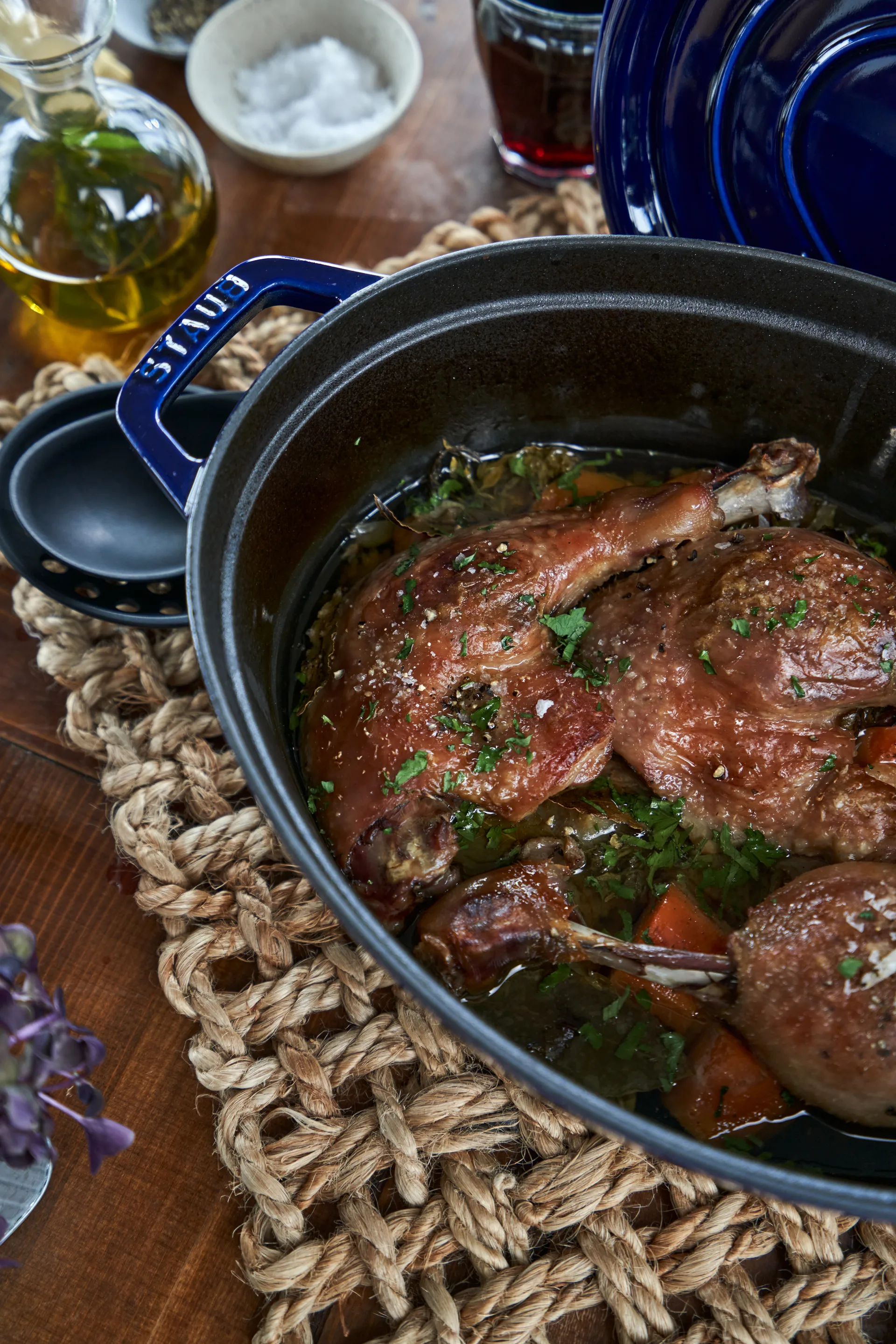 Staub oval gryte av støpejern, tre lager emalje 4,2 l, mørkeblå STAUB
