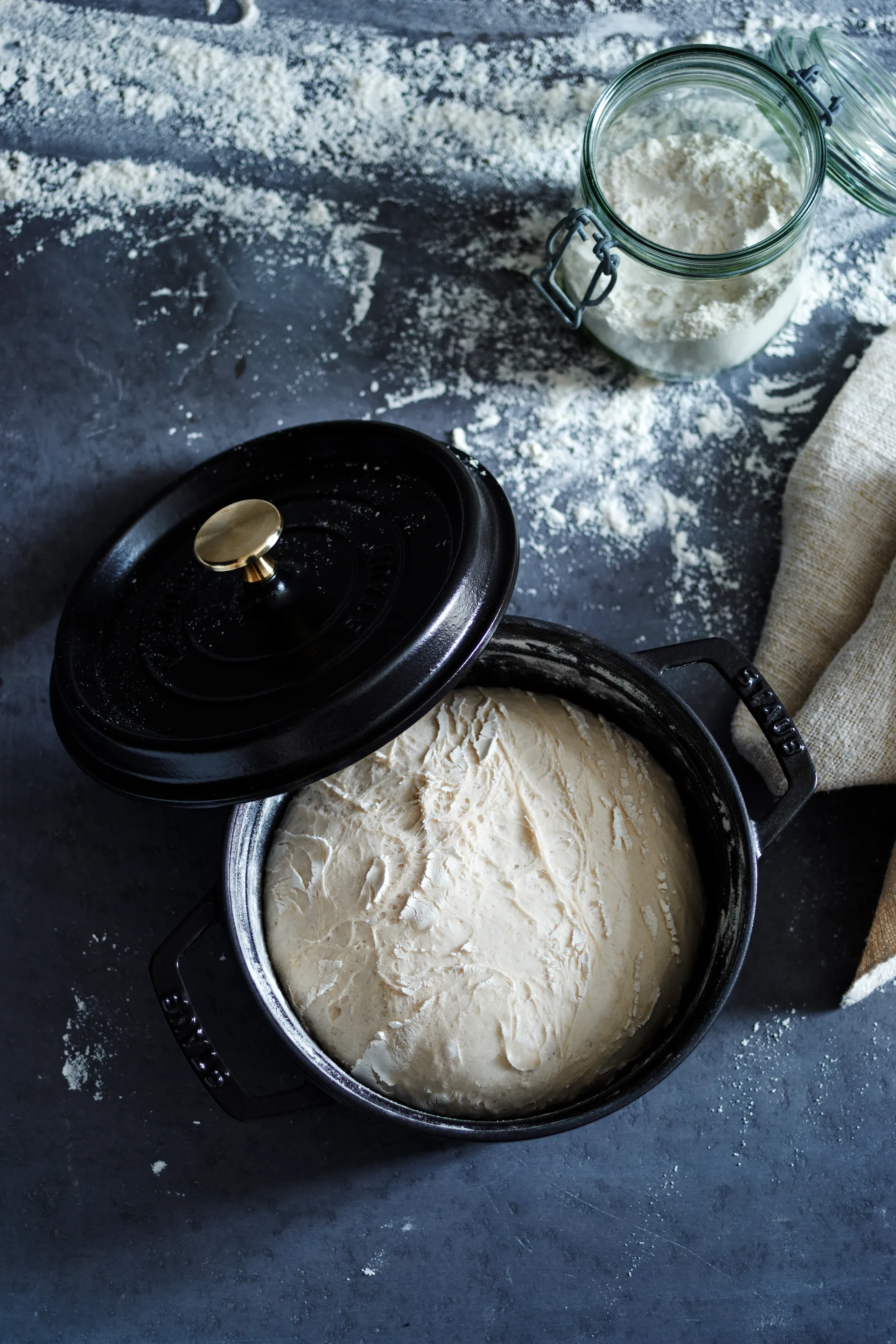 Staub rund gryte av støpejern 3,8 l, svart STAUB