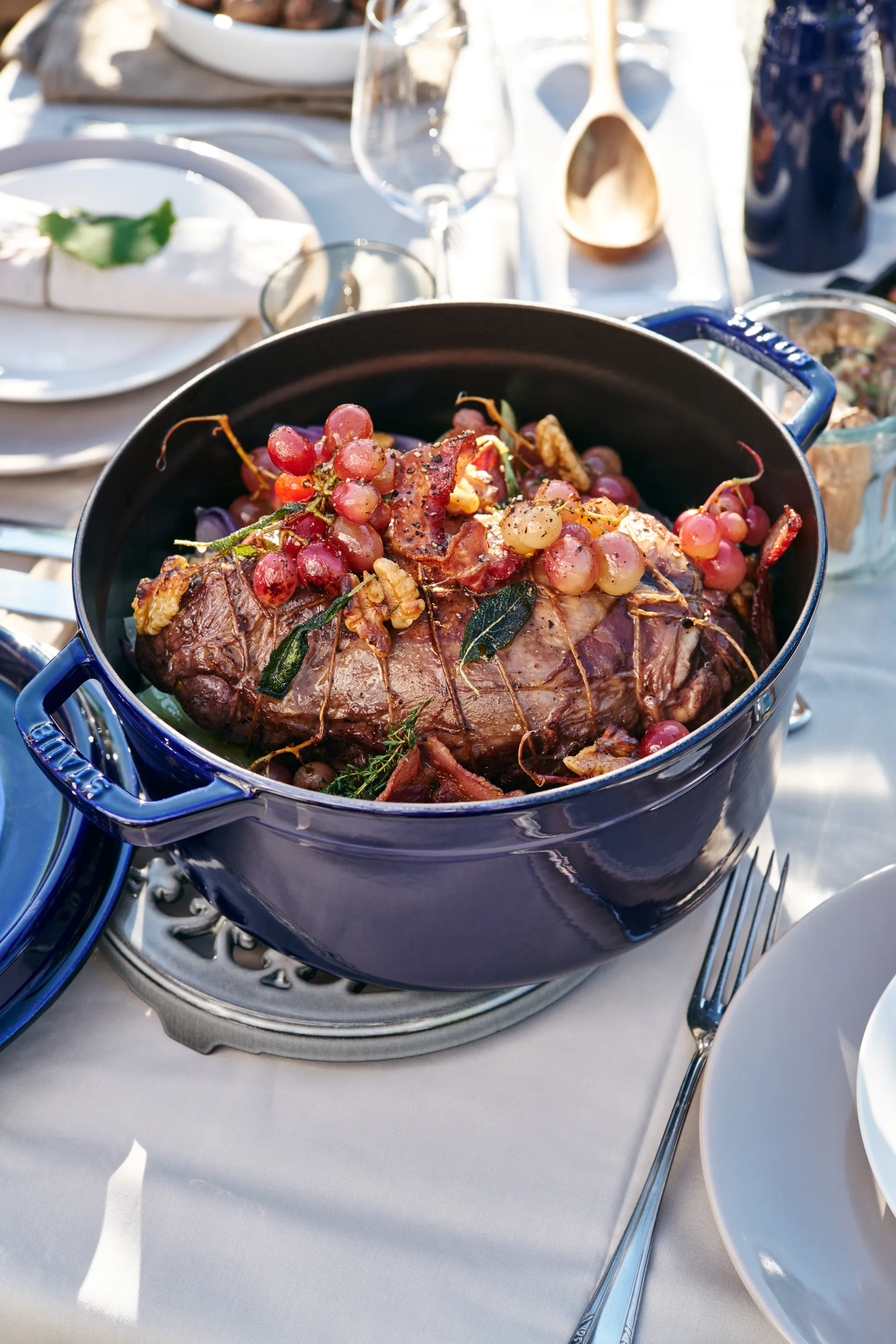 Staub rund gryte av støpejern, tre lager emalje 5,2 l, mørkeblå STAUB