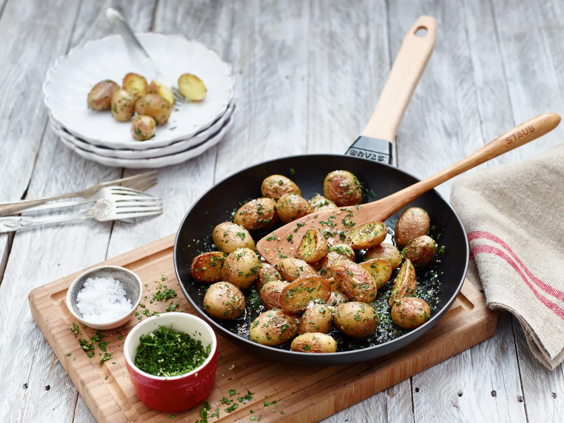 Staub stekepanne støpejern svart lyst trehåndtak, Ø20 cm STAUB