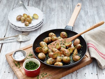 Staub stekepanne støpejern svart lyst trehåndtak - Ø20 cm - STAUB