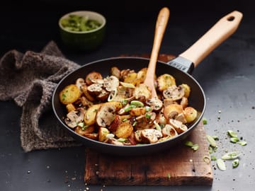 Staub stekepanne støpejern svart lyst trehåndtak - Ø24 cm - STAUB