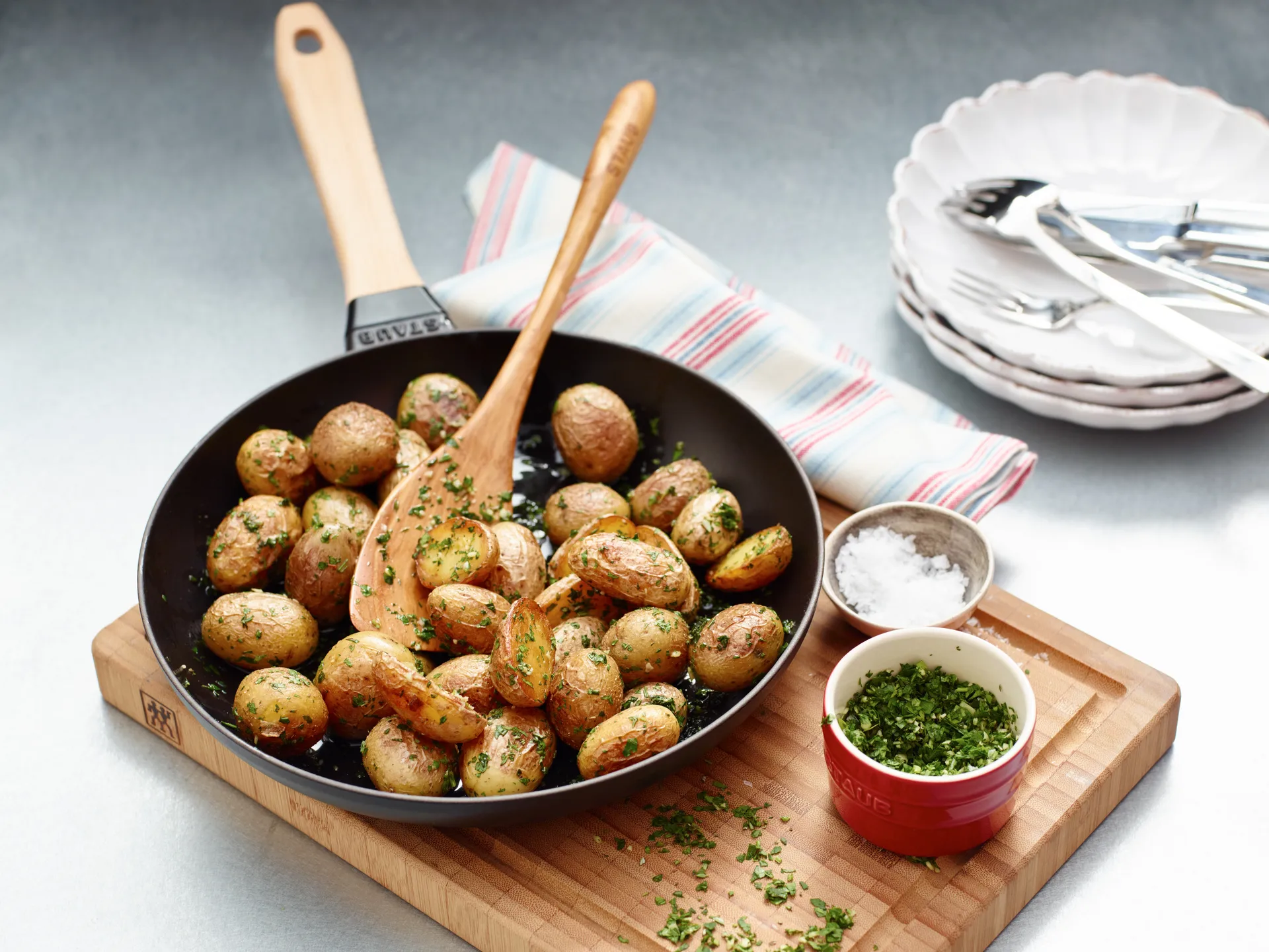 Staub stekepanne støpejern svart lyst trehåndtak, Ø26 cm STAUB