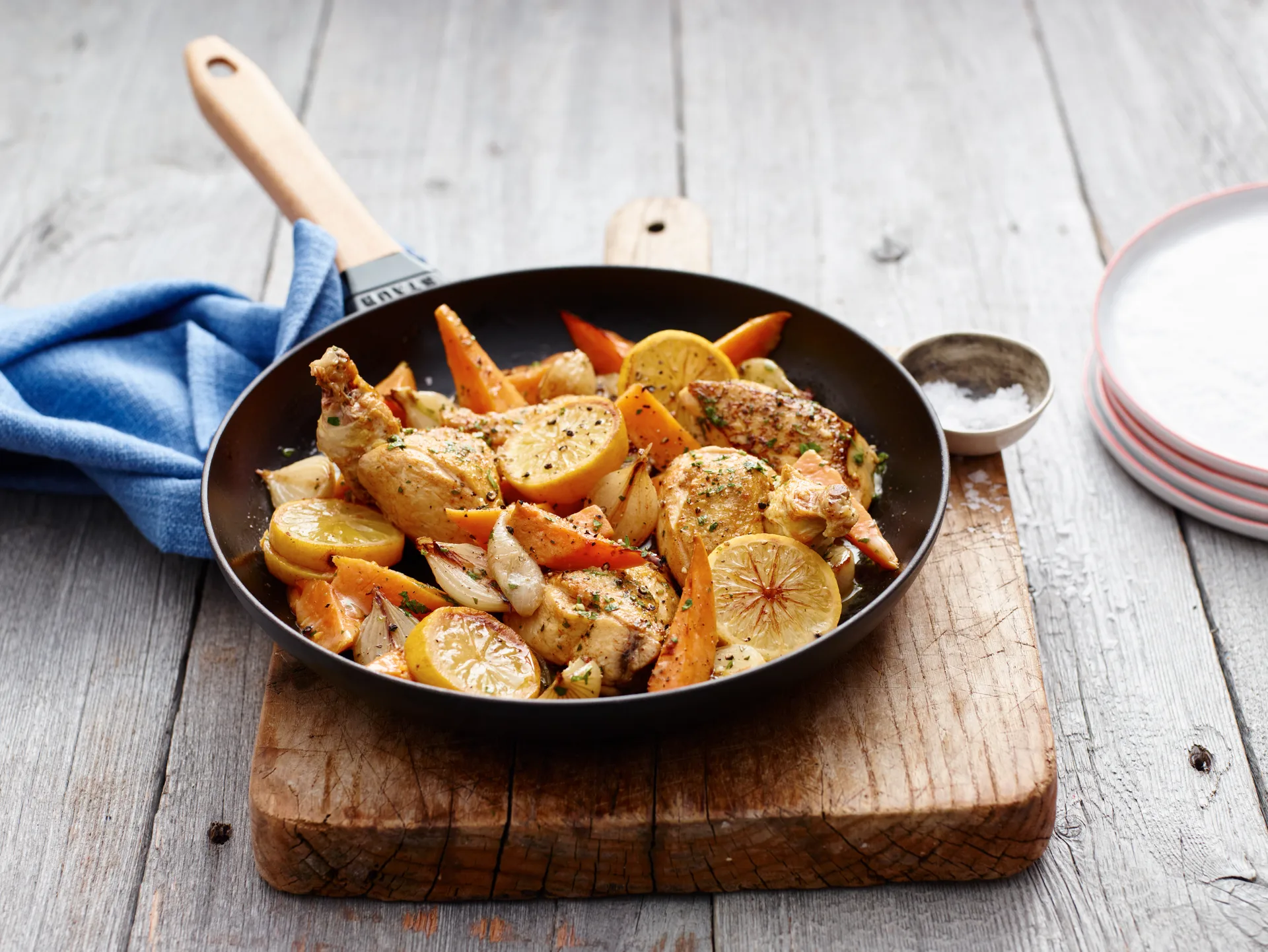 Staub stekepanne støpejern svart lyst trehåndtak, Ø28 cm STAUB