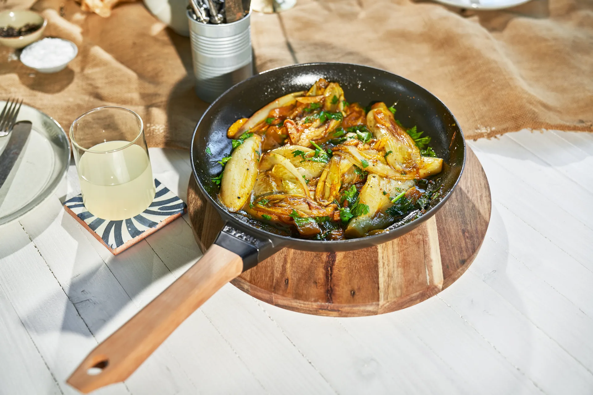 Staub stekepanne støpejern svart lyst trehåndtak, Ø28 cm STAUB