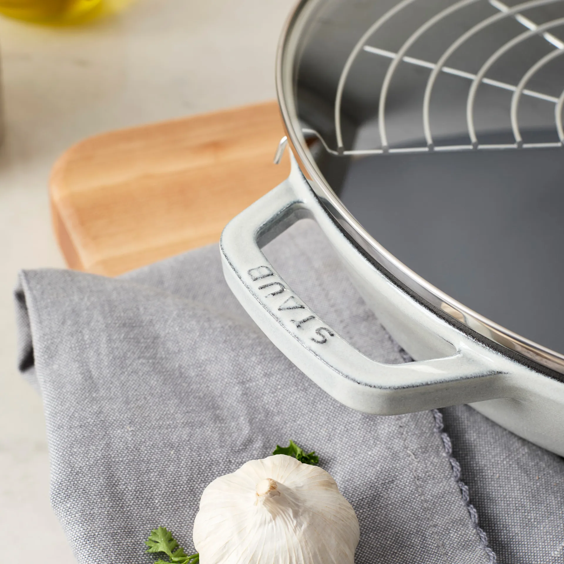 Staub wokpanne støpejern med glasslokk Ø30 cm, White truffle STAUB