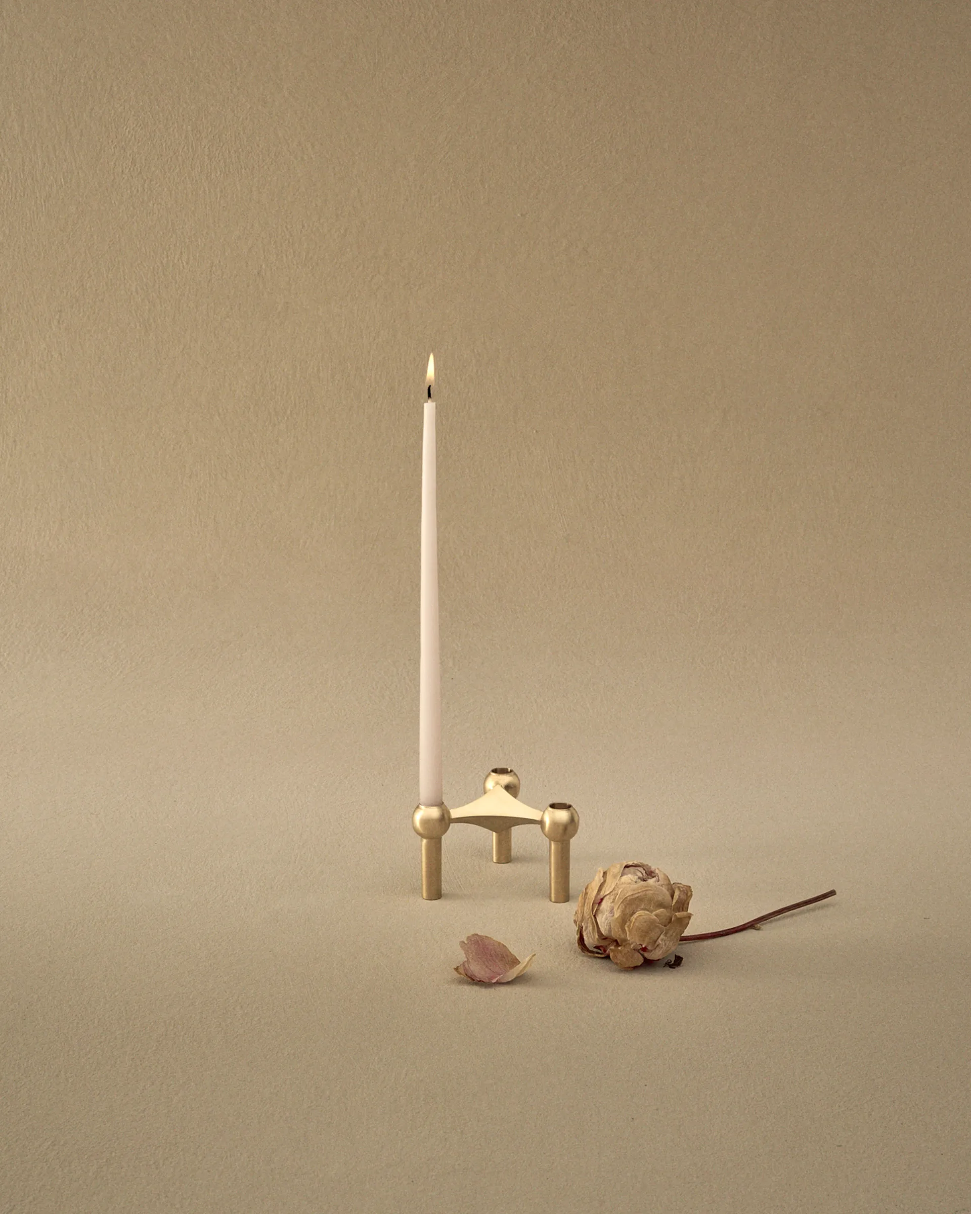 STOFF Nagel lysestake, Børstet messing STOFF Nagel