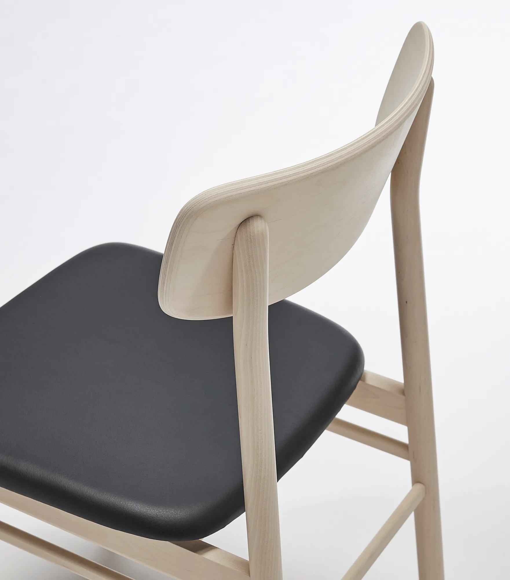 Prima Vista stol bjørk lys matt lakk, Skinn Elmosoft VII 99001 black Stolab