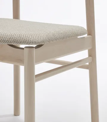Prima Vista stol bjørk lys matt lakk - Tekstil Atto Driftwood V3576/01 grå - Stolab