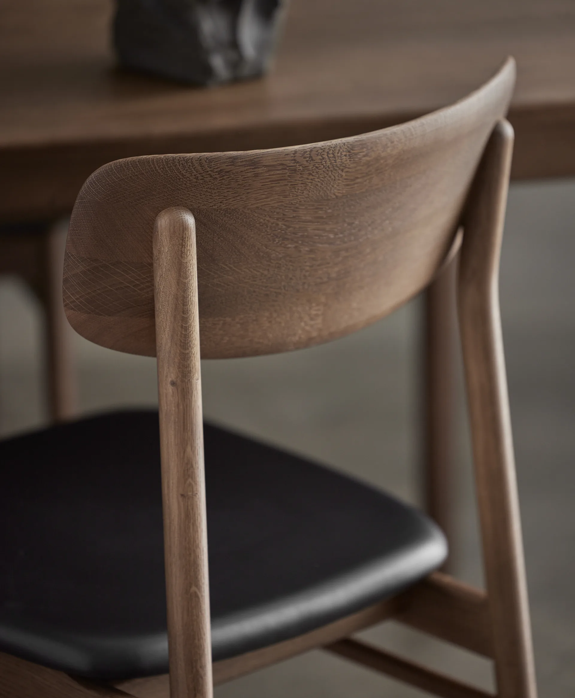 Prima Vista stol eik, Smoked oak-black leather Stolab
