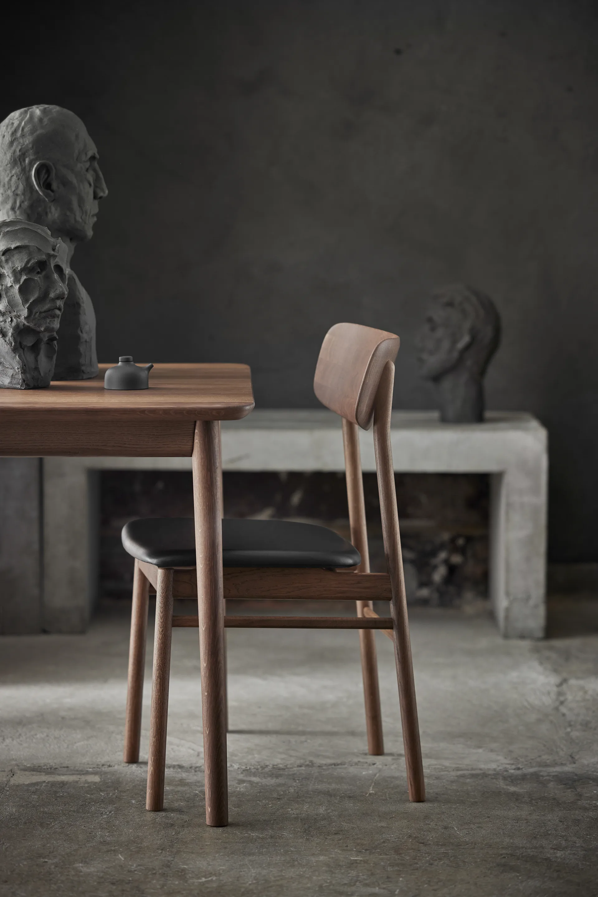 Prima Vista stol eik, Smoked oak-black leather Stolab