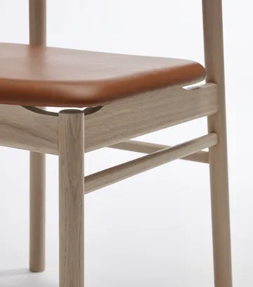 Prima Vista stol hvitoljet eik - Skinn Elmosoft 43807 cognac - Stolab