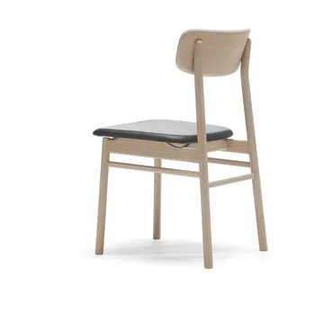 Prima Vista stol hvitoljet eik - Skinn Elmosoft 99001 sort - Stolab