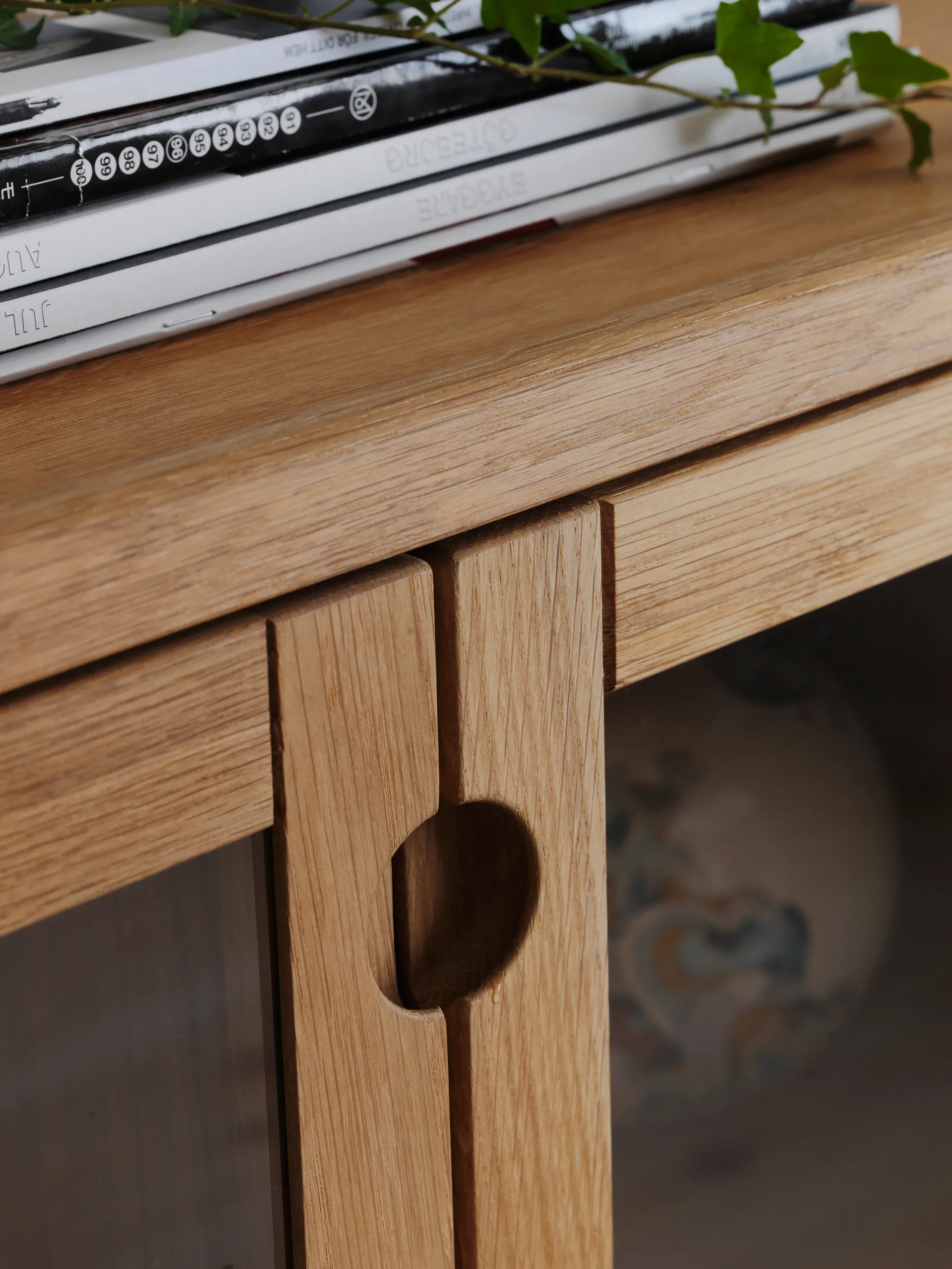 Prio vitrineskap, Eik naturlig olje med belysning Stolab