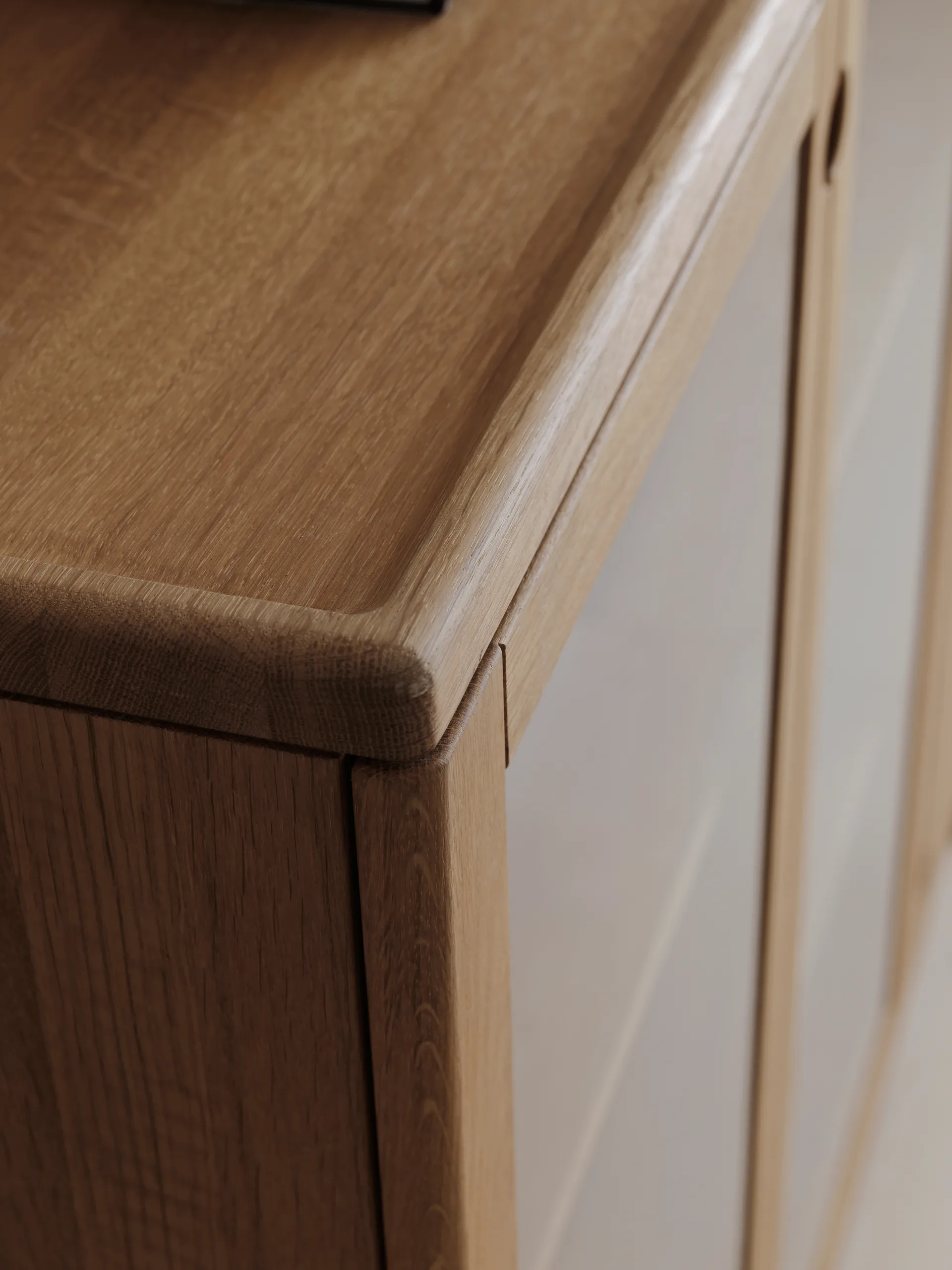 Prio vitrineskap, Eik naturlig olje med belysning Stolab