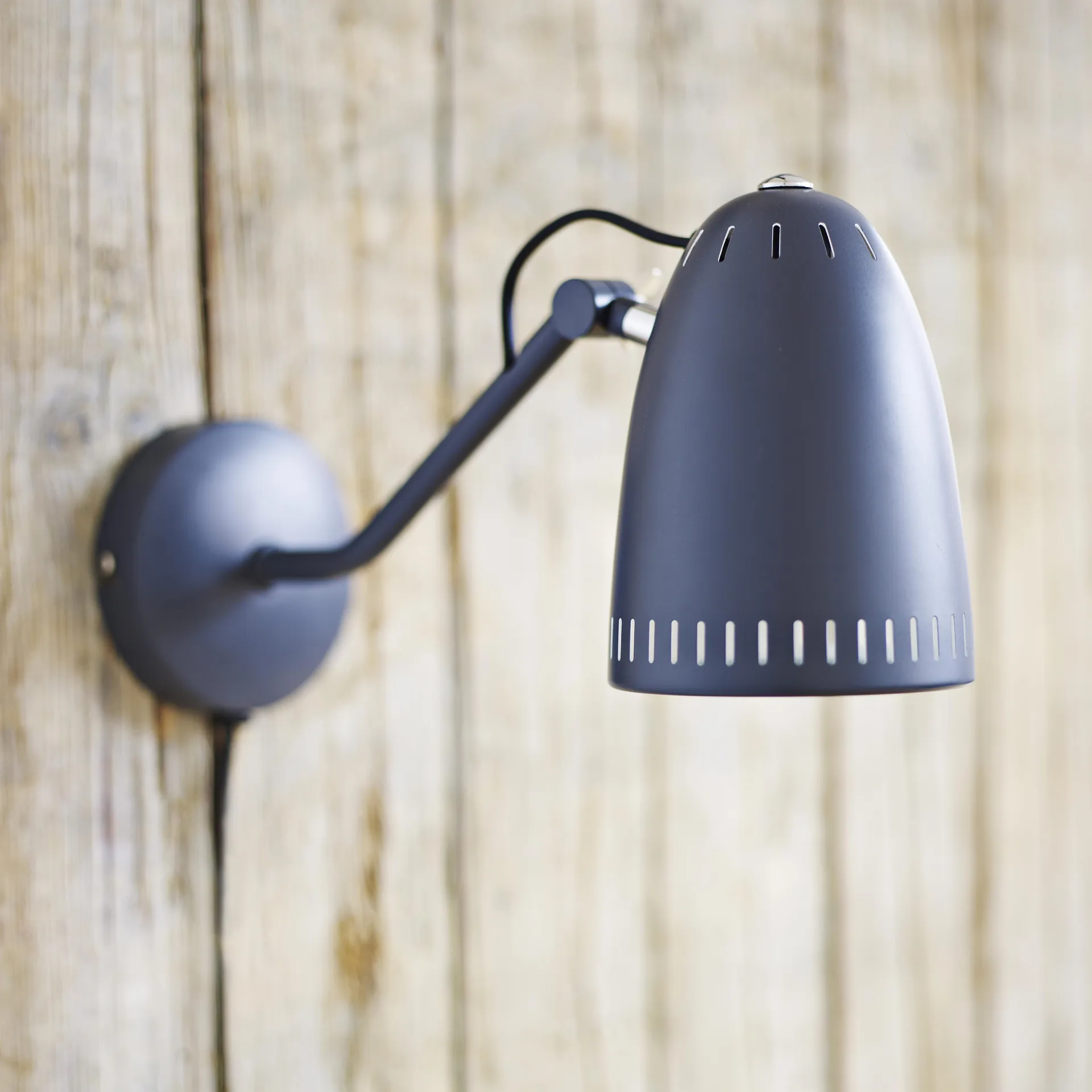 Dynamo vegglampe, matt almost black (svart) Superliving