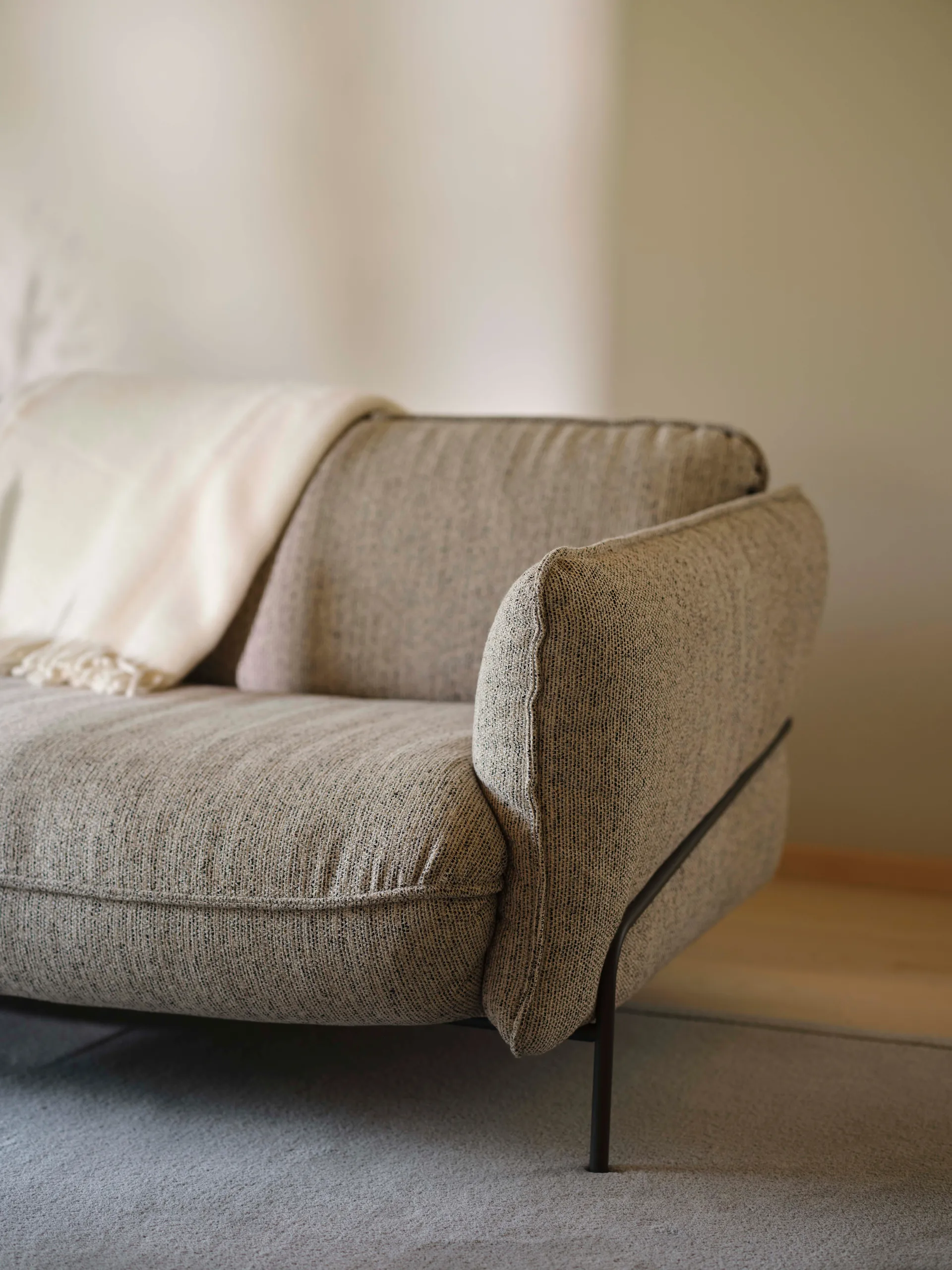 Continental sofa, Sealife Light beige/white-svartlakkert stål Swedese