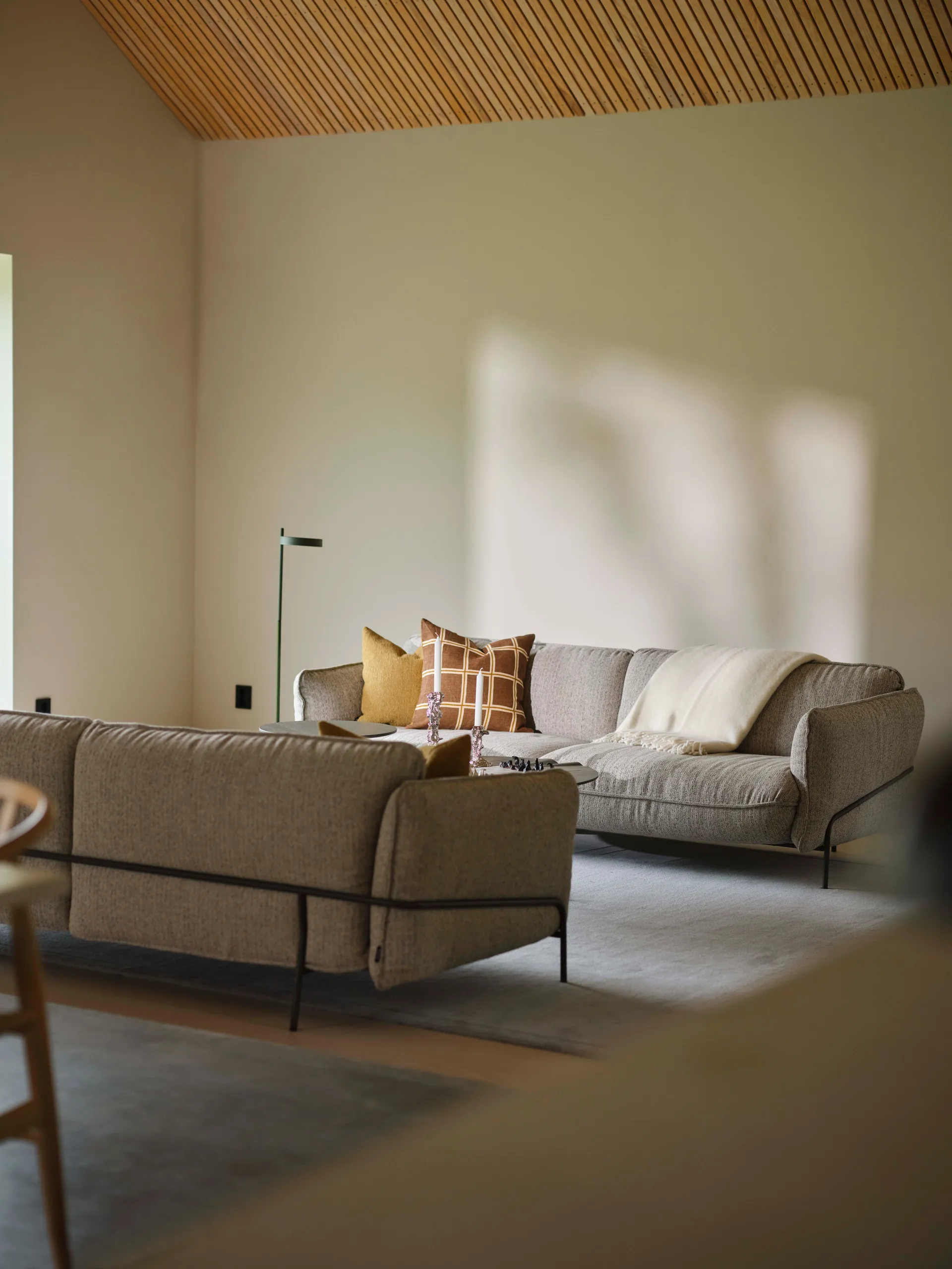 Continental sofa, Sealife Light beige/white-svartlakkert stål Swedese