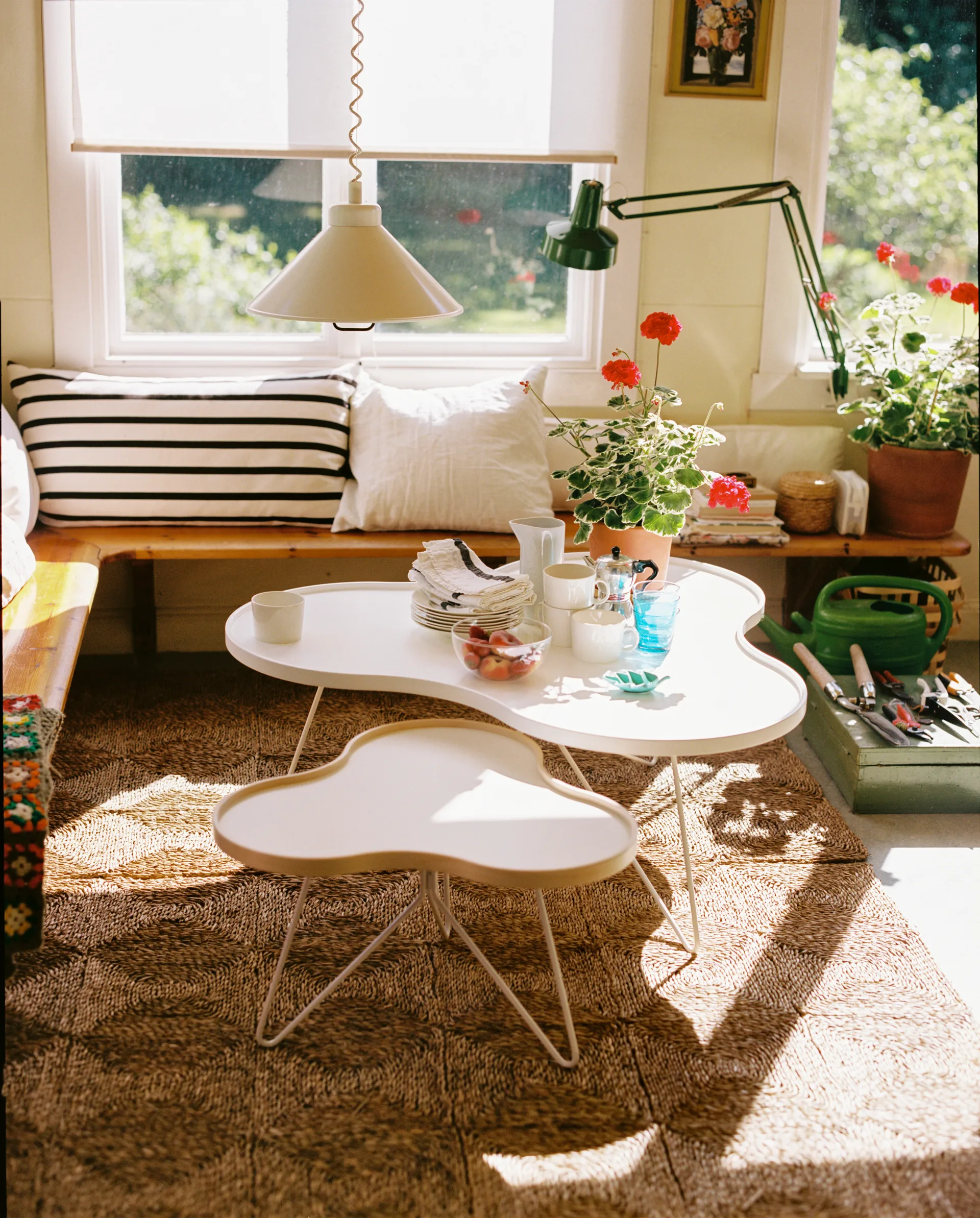 Flower bord 62 x 66 cm, H 39 cm Lakkert bjørk Swedese