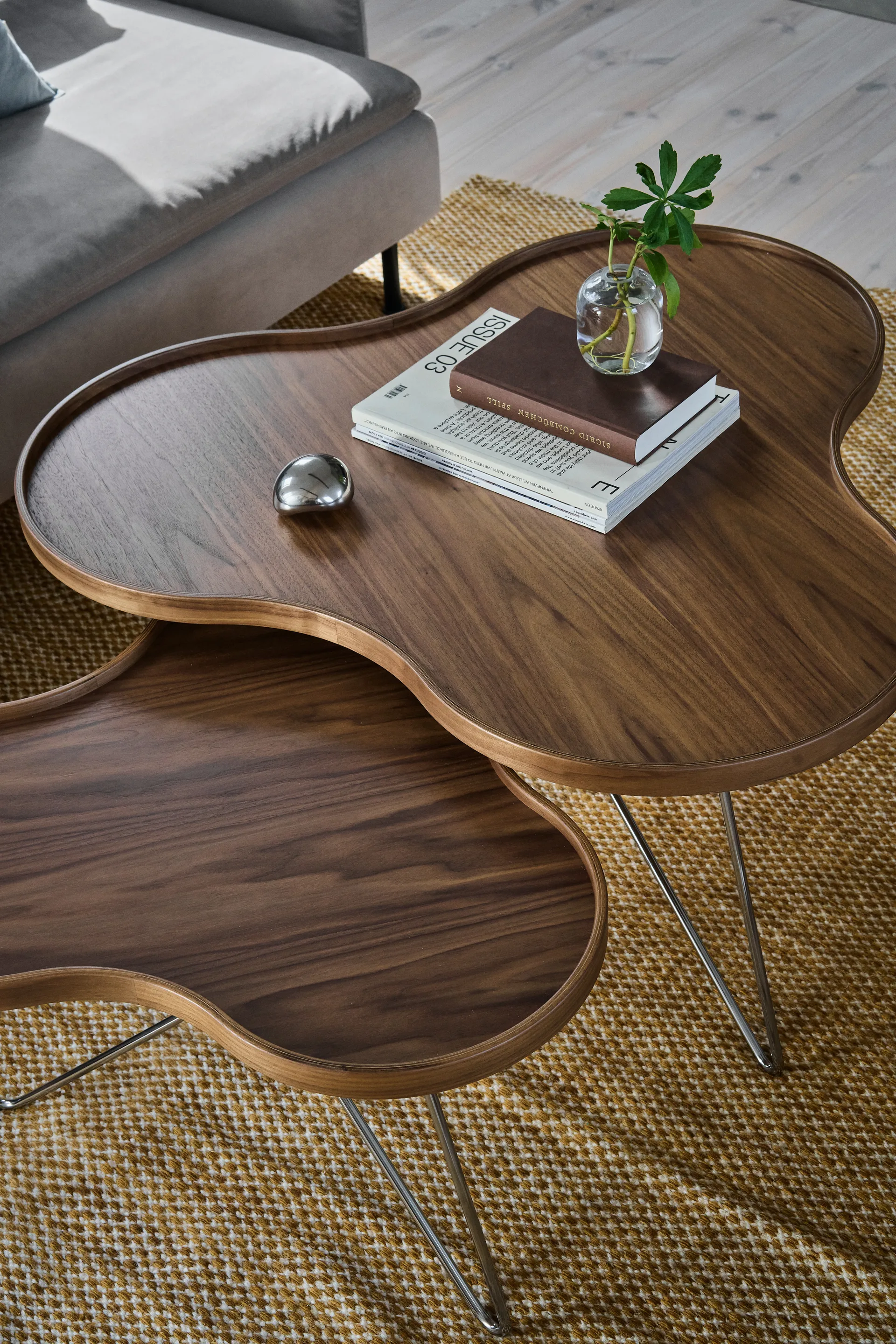 Flower mono bord Special Edition 84x90 cm, H45 cm-lakkert valnøtt-krommet stål Swedese