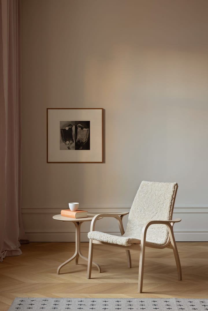 Laminett lenestol hvitpigmentert eik/saueskinn, Scandinavian Grey (grå) Swedese