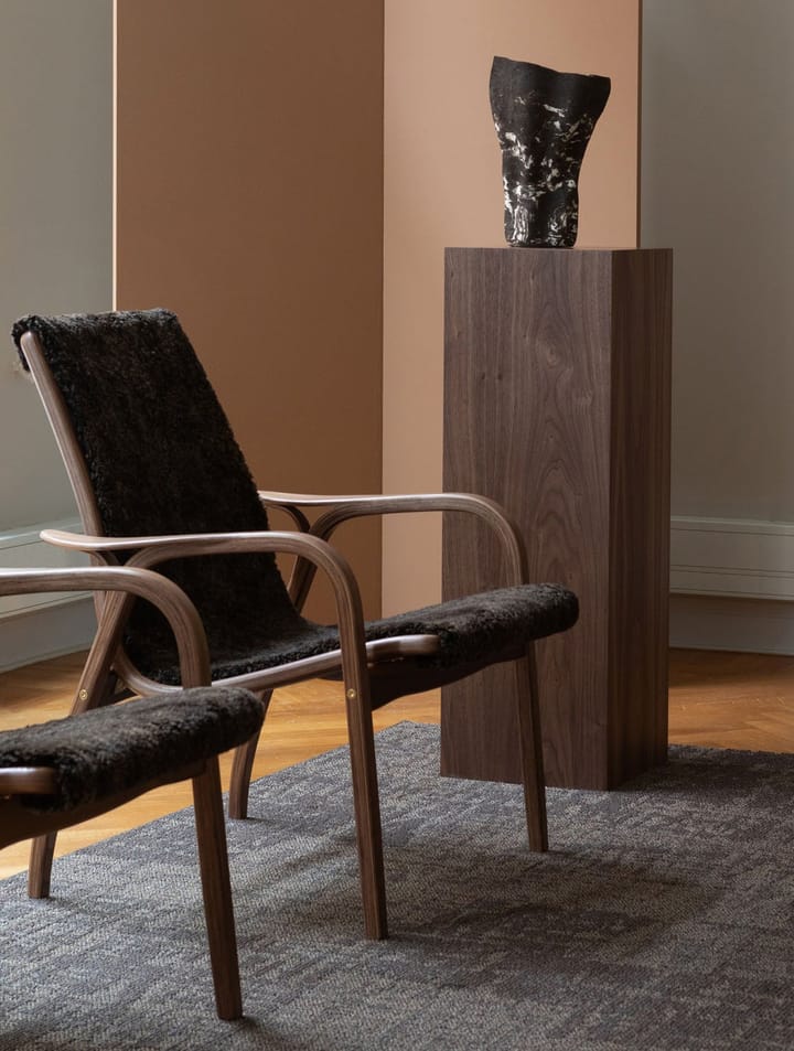 Laminett lenestol hvitpigmentert eik/saueskinn, Scandinavian Grey (grå) Swedese