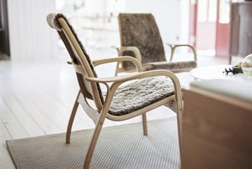 Laminett lenestol hvitpigmentert eik/saueskinn - Scandinavian Grey (grå) - Swedese
