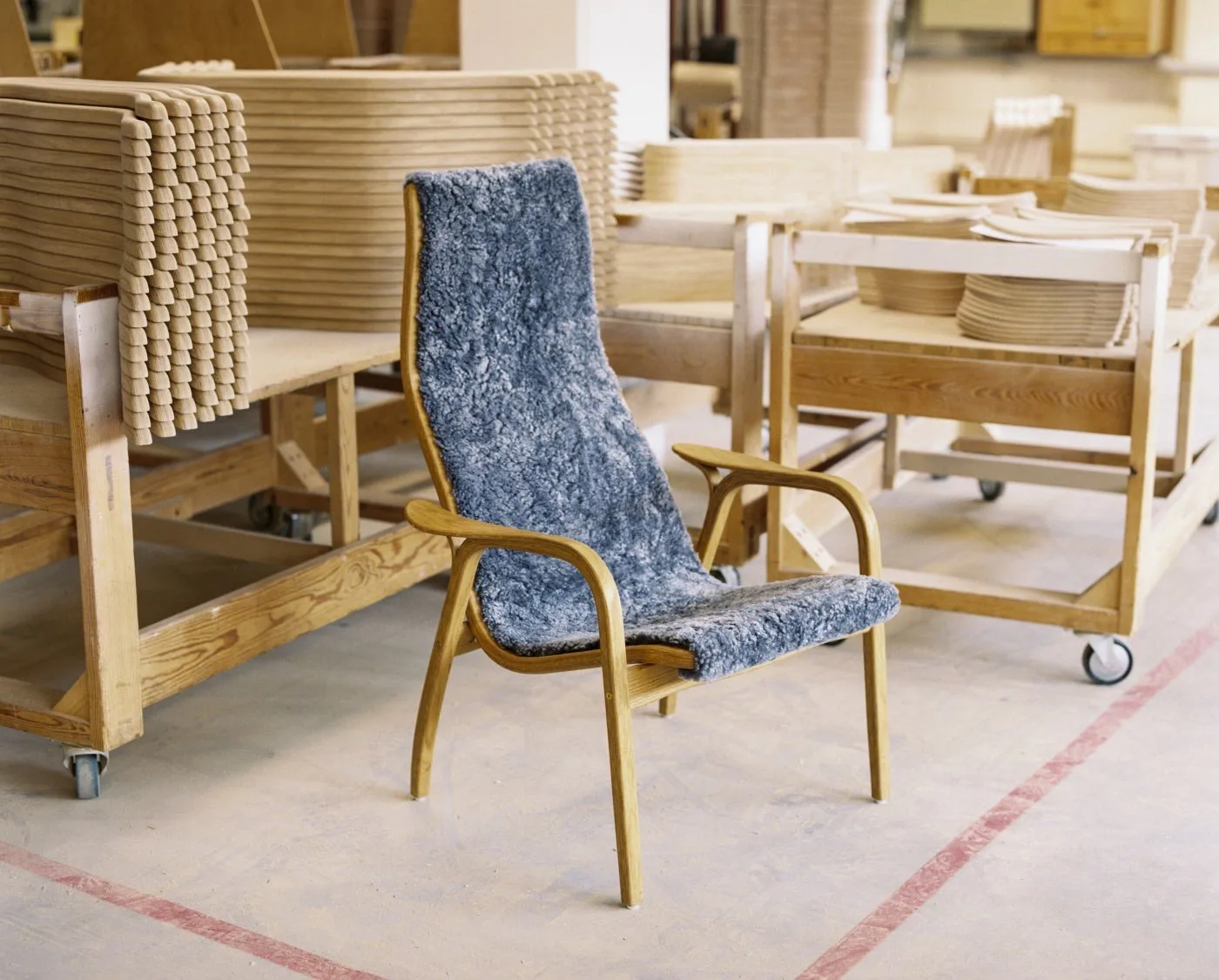 Lamino lenestol lakkert bøk/saueskinn, Moonlight (beige) Swedese