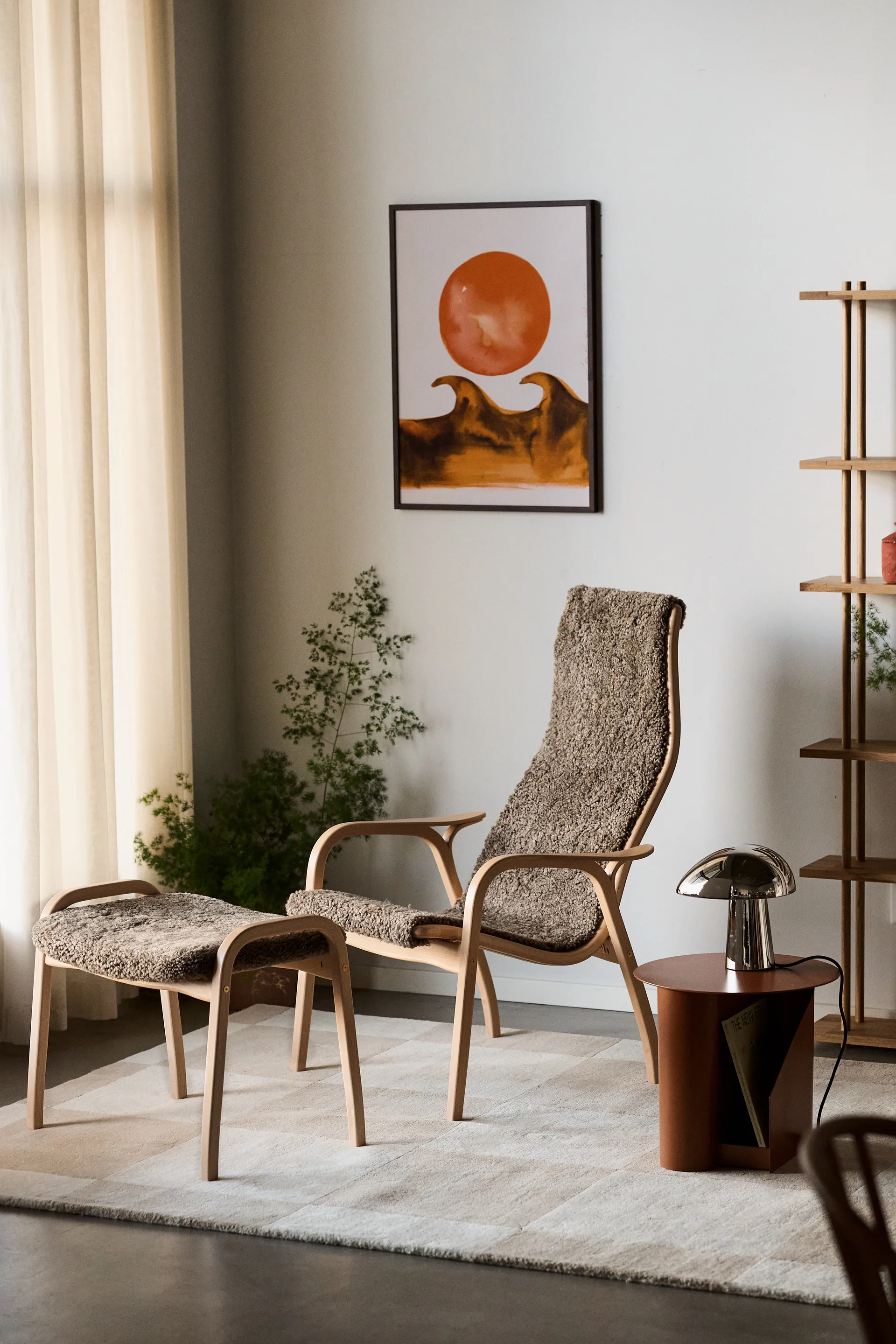 Lamino lenestol lakkert bøk/saueskinn, Sahara (nougatbrun) Swedese