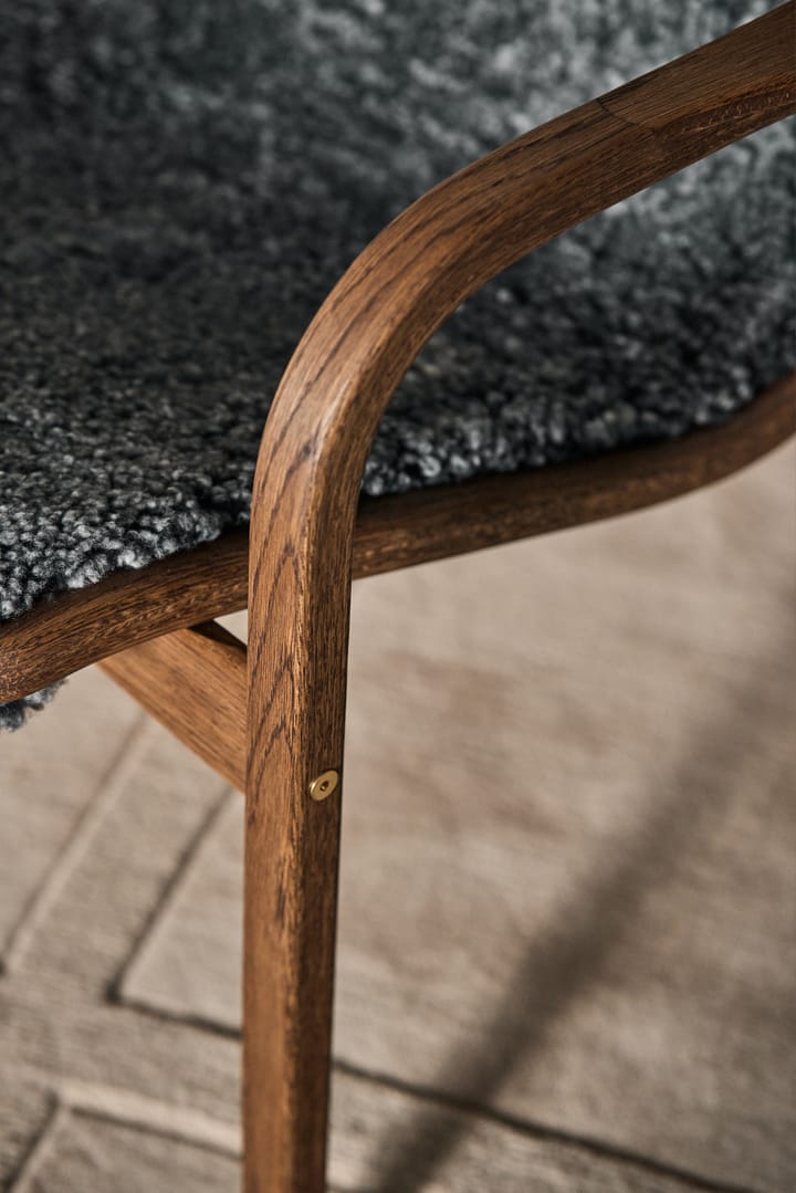Lamino lenestol og fotskammel eik/saueskinn Special Edition, Rubio Monocoat Chocolate-Charcoal Swedese